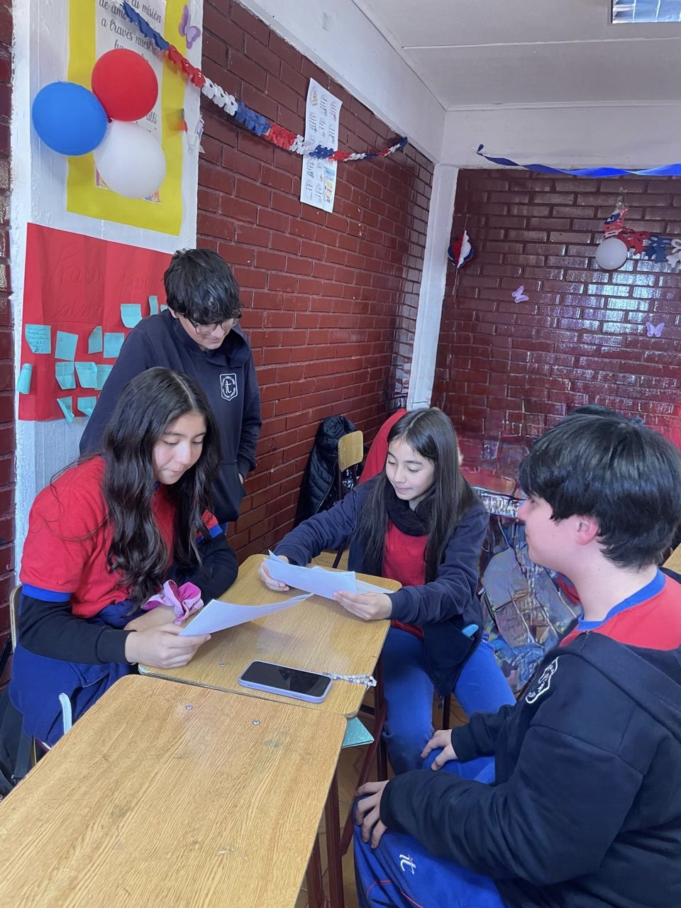 El equipo revisa apuntes y distribuye roles en la mesa